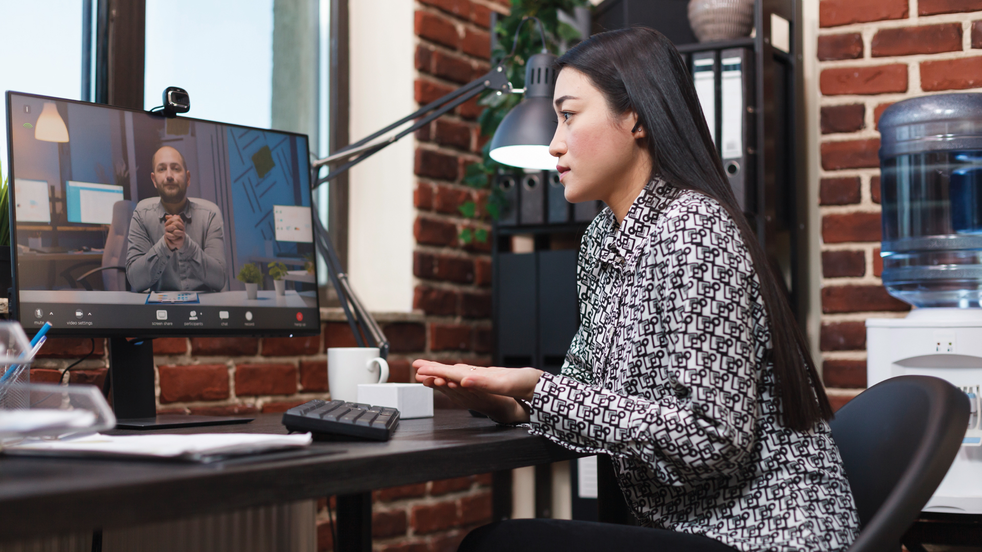Remote Work - Asian remote employees working with an American team leader - iSwerk Remote Work - Asian remote employees working with an American team leader - iSwerk
